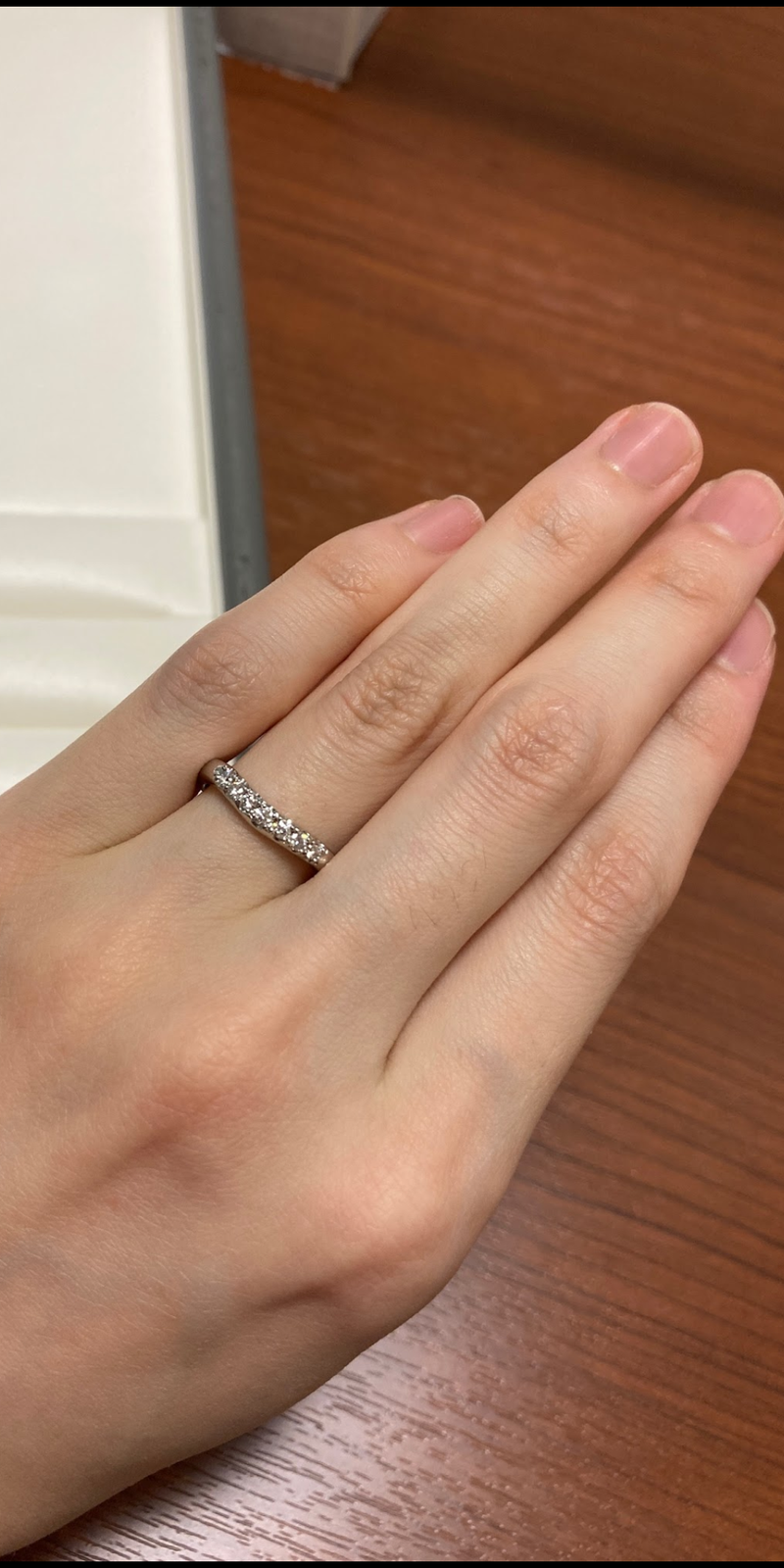 試着した結婚指輪のデザインはストレートでダイヤ5石のものと、緩やか