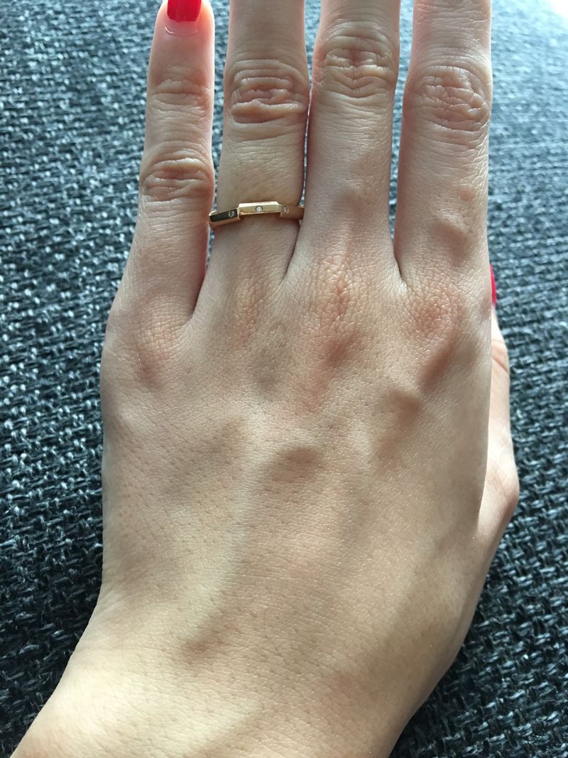 シンプルなデザインより、他の人とかぶらないようなデザインの指輪を