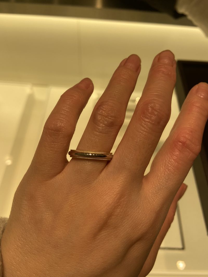 ティファニー　ミルグレイン　結婚指輪　刻印あり ミルグレイン ウェディング バンドリングの一粒ダイヤがあるものを選び