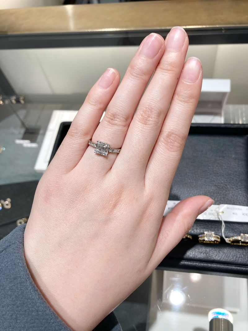 バゲットカットダイヤが敷き詰められた、ダイヤモンドのリングとなっ