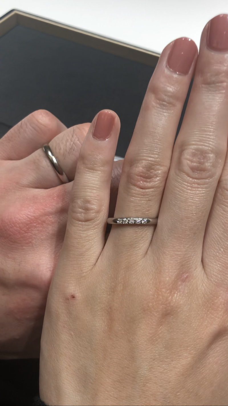 ラザール ダイヤモンド  ダイヤモンド リング シルエット オブ ローズ 男性用はデザインのないシンプルなリング、女性用は他の指輪より一際