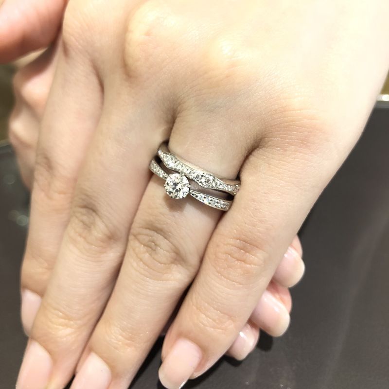 波打つようなデザインのフルエタニティリングです。曲線が絶妙で見た目