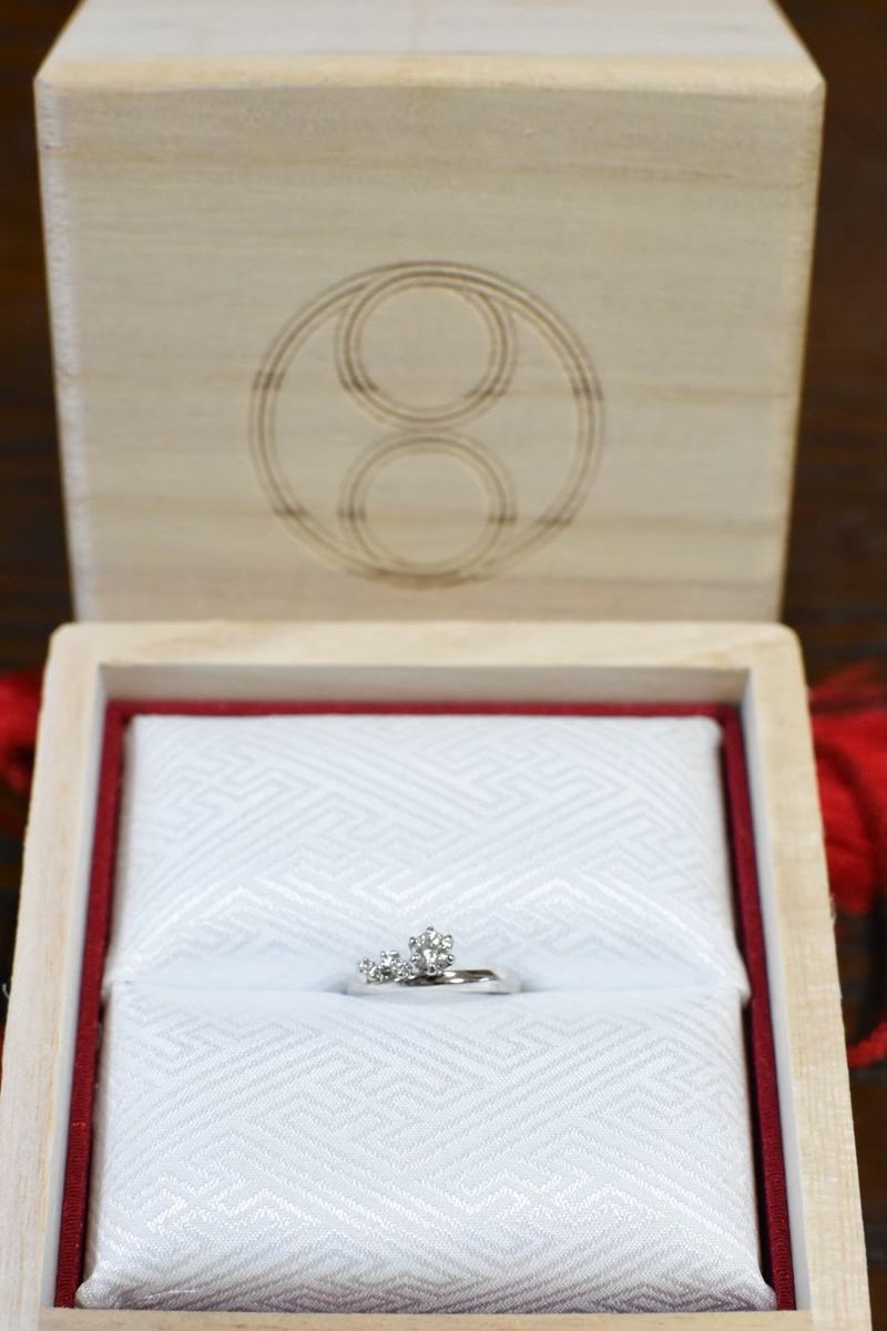 左右非対称の、他にないデザイン。 大きな石と小さな石の組み合わせが