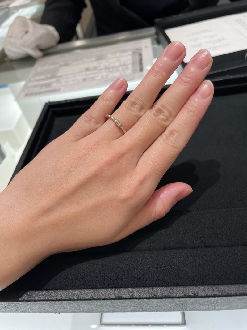 エメラルドカットのダイヤが輝くお洒落なリングです。 いかにも婚約