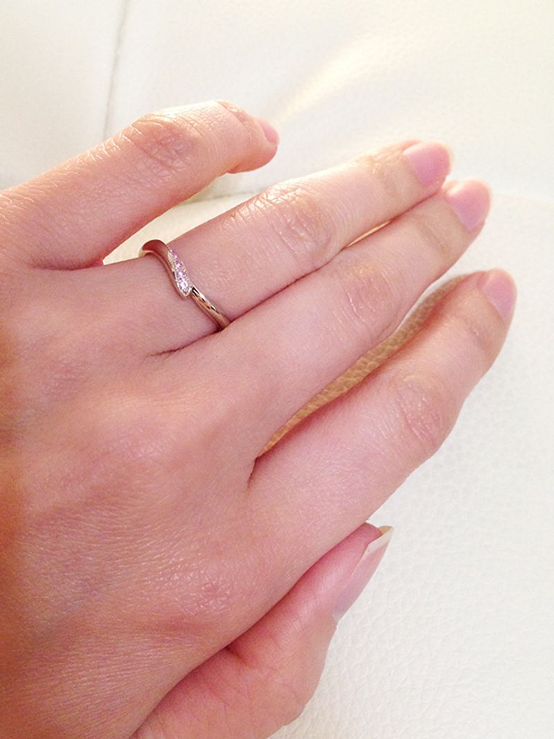 毎日つけるものなのでシンプルなものを探していましたが、婚約指輪は