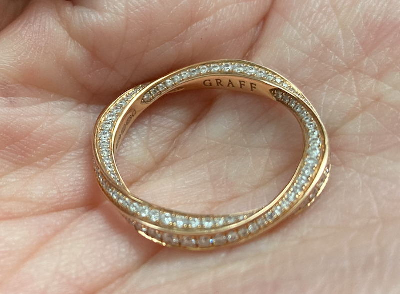 スパイラルのデザインが、他には無かったからです。また、ブランドは