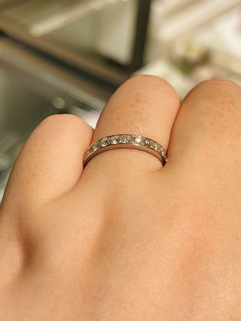 【新品仕上げ済】ヴァンドーム青山 プラチナハーフエタニティダイヤモンドリング ハーフエタニティで少し太めの幅の結婚指輪を探しており、こちらは彫り