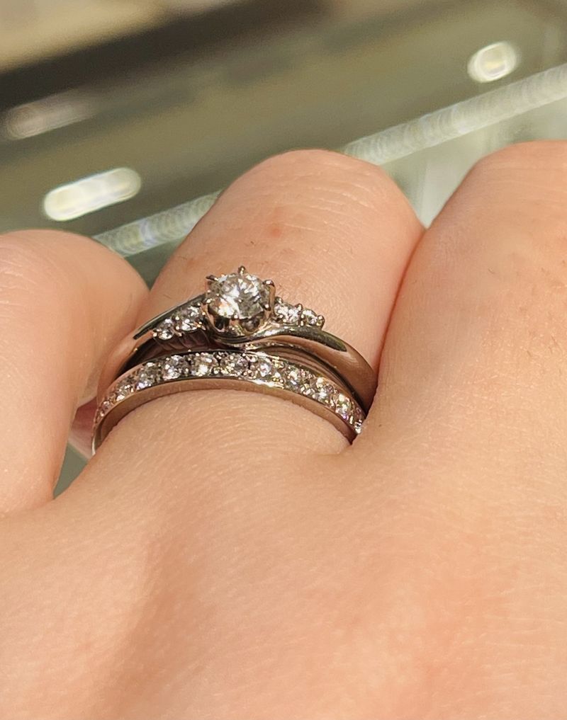 ハーフエタニティで少し太めの幅の結婚指輪を探しており、こちらは彫り