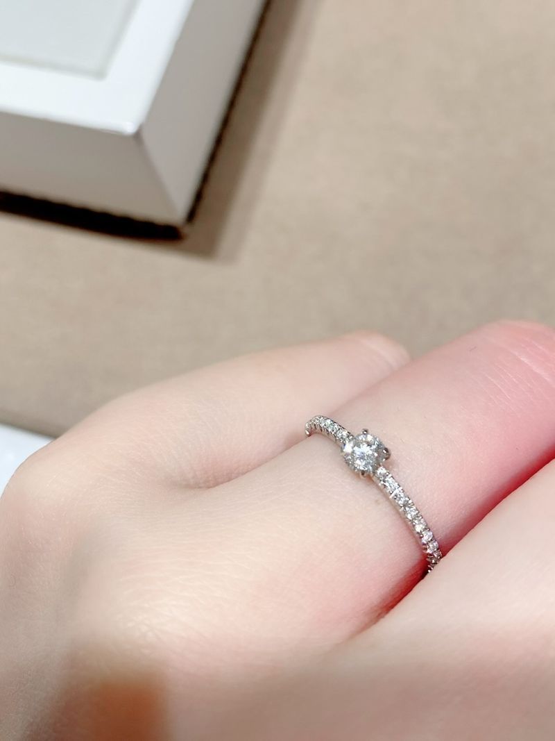 高さがなく、かなり普段使いしやすい指輪だと思います。パヴェダイヤが