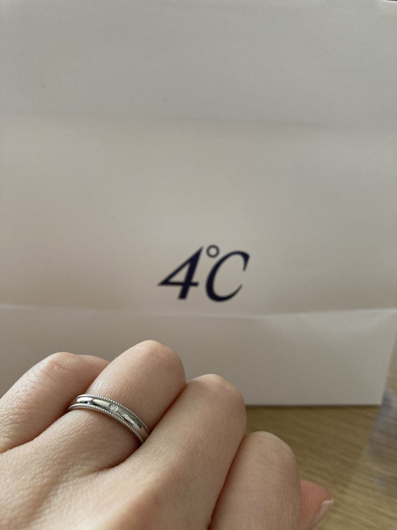 指輪のデザインはストレートラインのミルです。 ミルはシンプルかつ