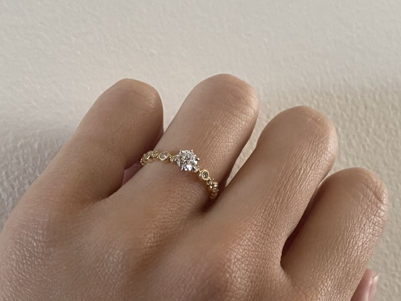 エターナルリングとしても少し凝ったデザインと指輪の「日常」という