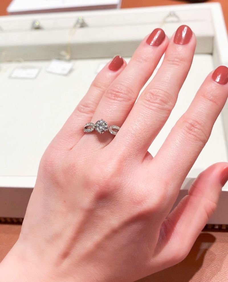 パリにかかる橋をイメージしたというデザインで、曲線がとても美しい