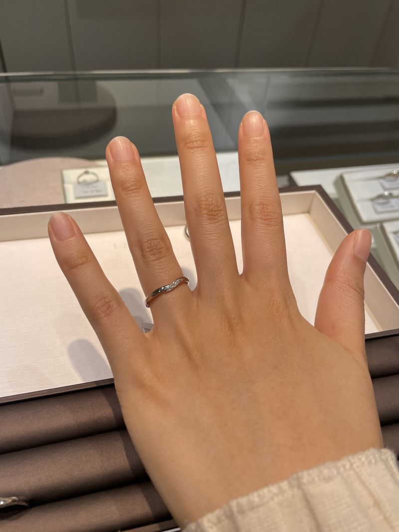 主張しすぎない細身のシンプルなデザインで、水かきが深めの手に