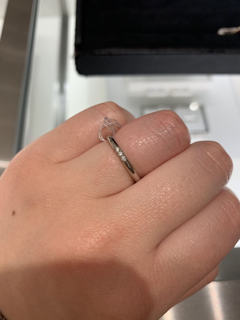 ハーフエタニティでは派手すぎると思い、ダイヤが並んでいるものを試着