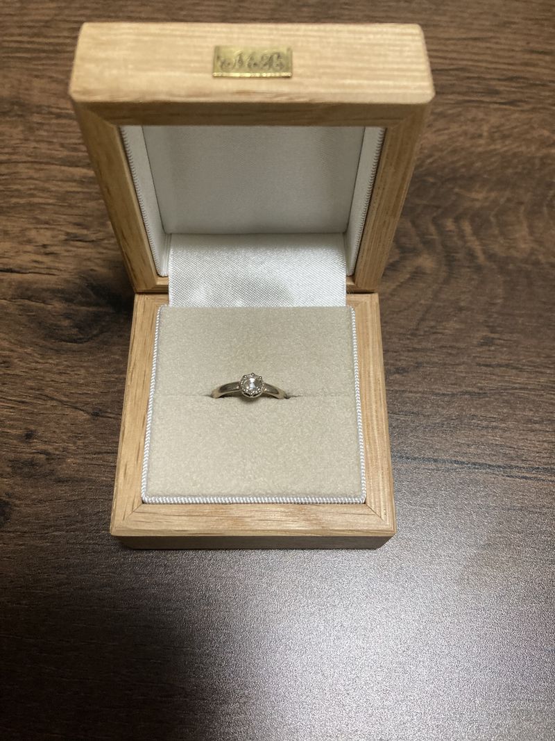 ザ・婚約指輪というものより、シンプルで常につけられる婚約指輪を探し