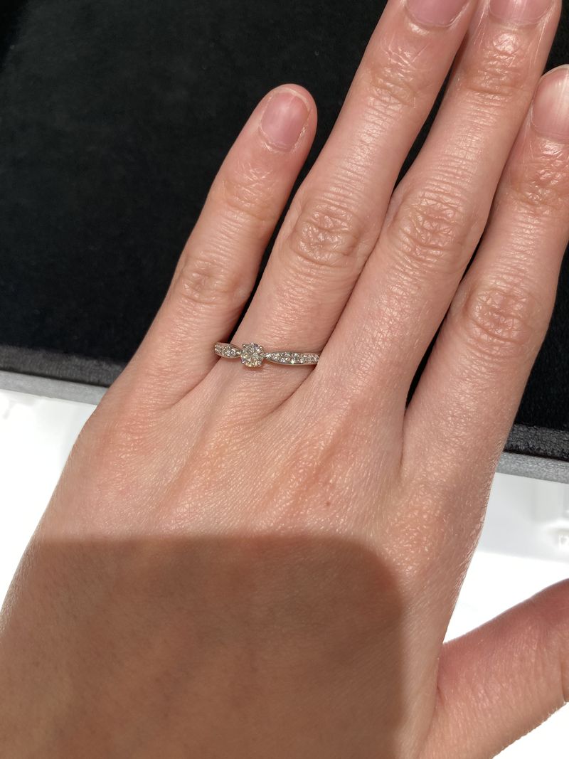 Tiffany & Co. パヴェダイヤ リング センターのダイヤ1つだと少し寂しかったので、パヴェのデザインを試着
