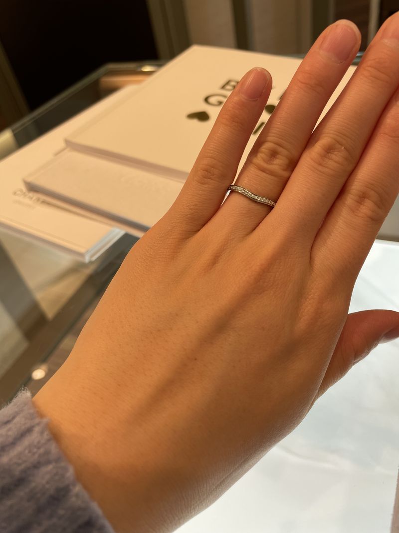 デザインはすごく気に入りました。ハーフエタニティリングを探してい