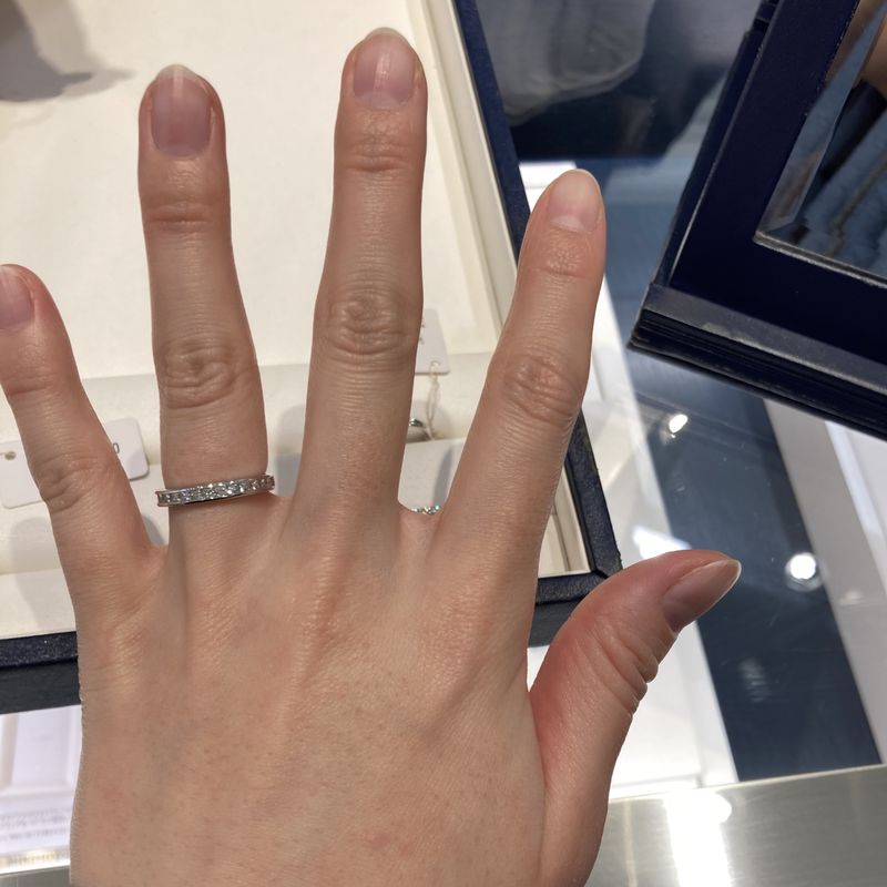 キラキラしたデザインが好きだったので、ハーフエタニティリングを中心