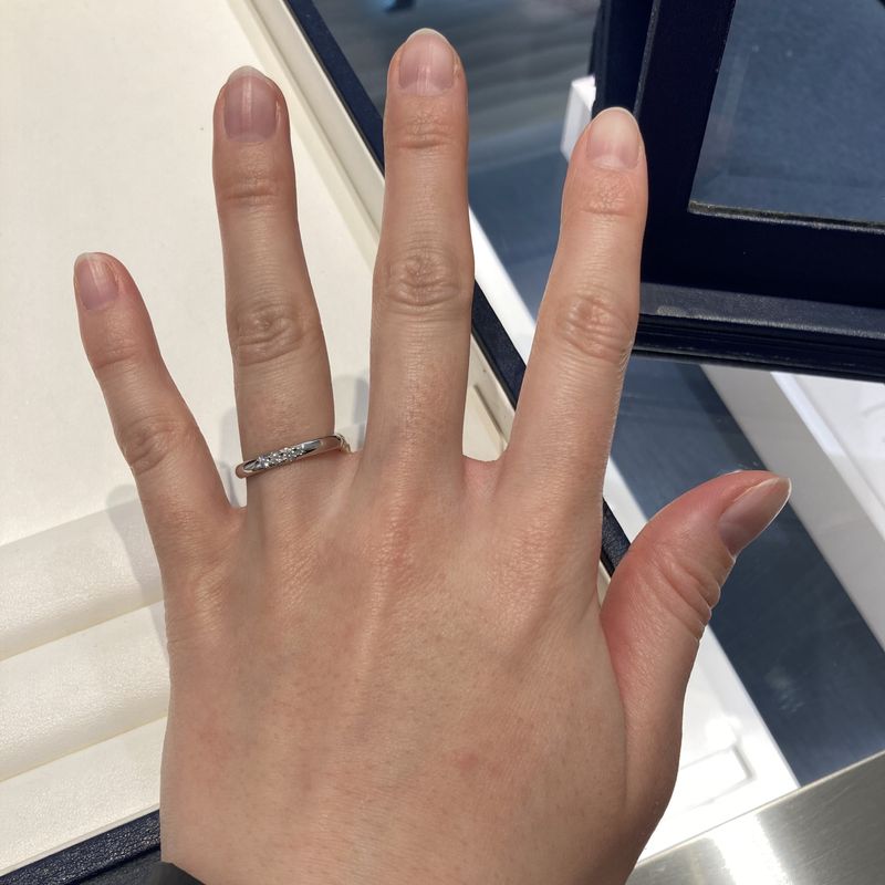 キラキラしたデザインが好きだったので、ハーフエタニティリングを中心