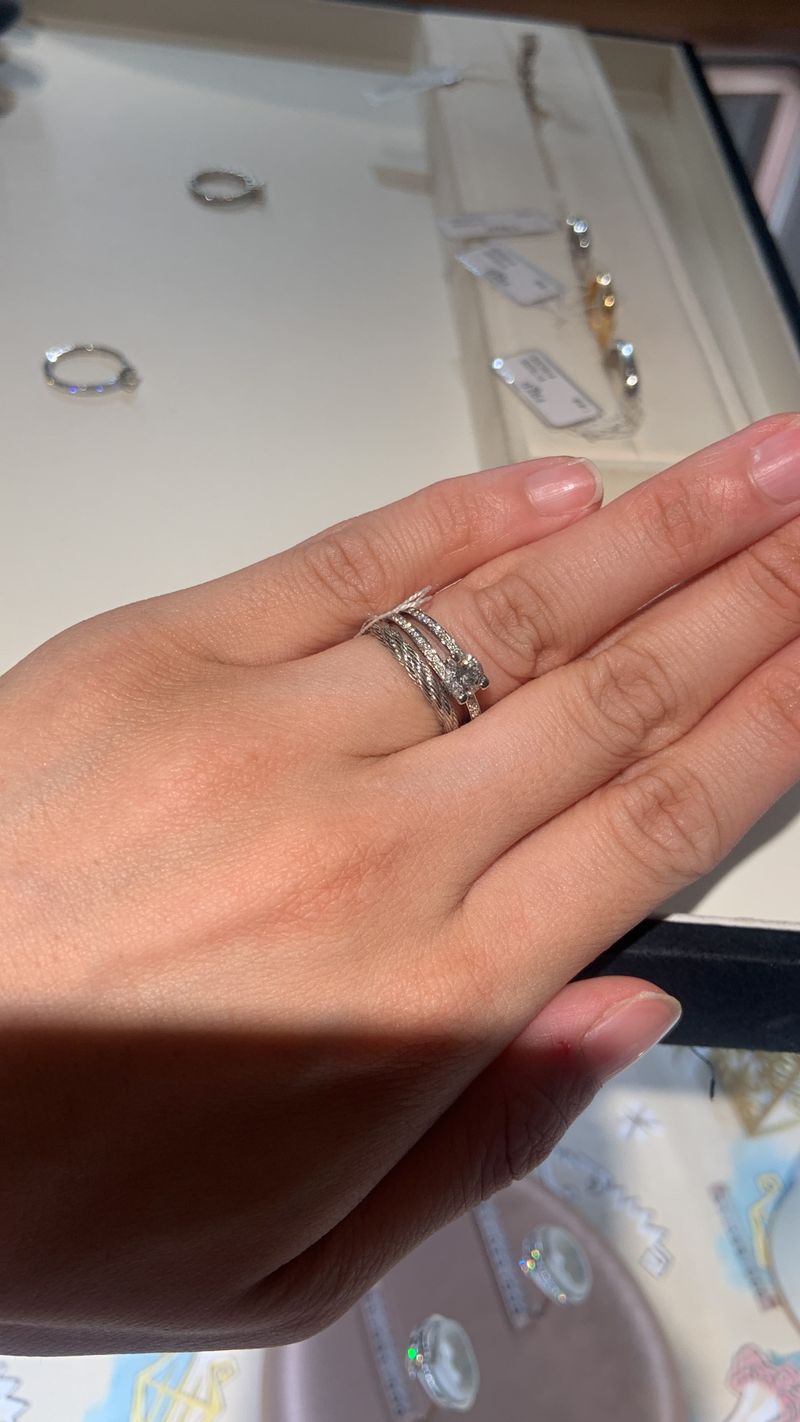 アムール フー エンゲージメントリングに関しては店舗訪問前にサイトで