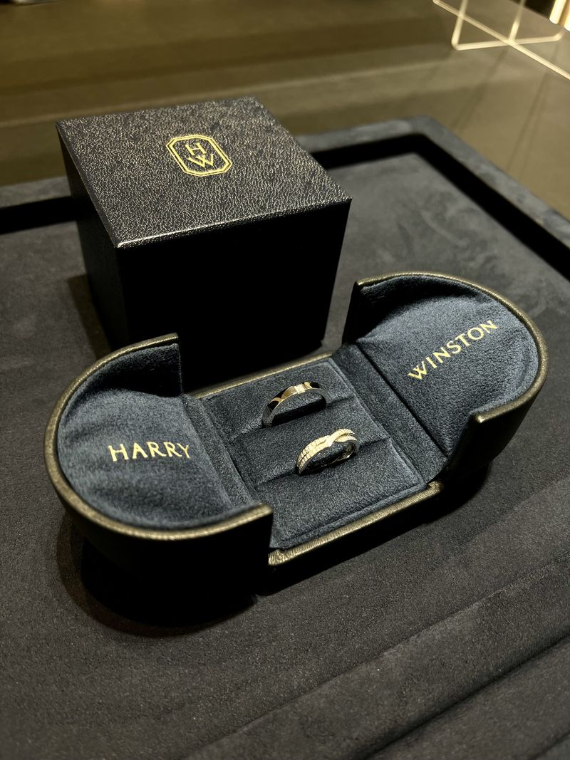 2回ほど店舗で試着をして決めました。新郎の指輪は、指輪の側面が角