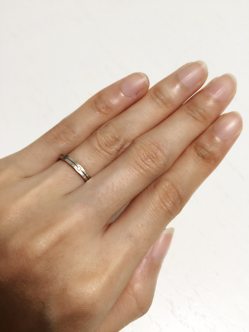 シンプルで、どんな服にも合いやすいこととが1番の決め手です。キレイ