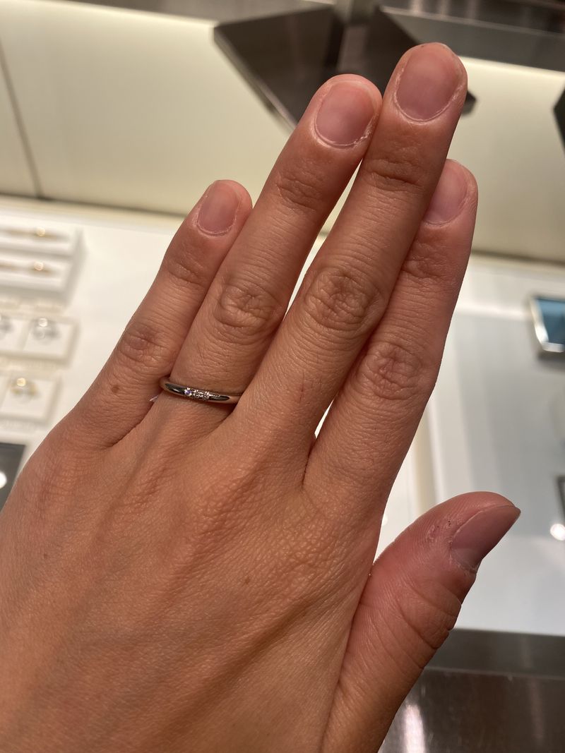 婚約指輪のリングと重ね付けしても合うものを探していましたので