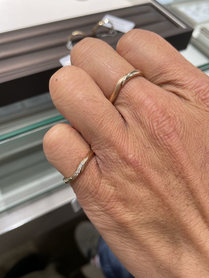 ウェーブがわかりやすいデザインで女性らしく、プラチナでもピンク