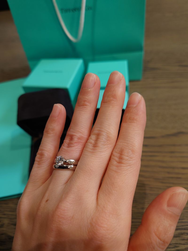 ティファニーのハーモニーの婚約指輪は、高さがコンパクトで普段使いし