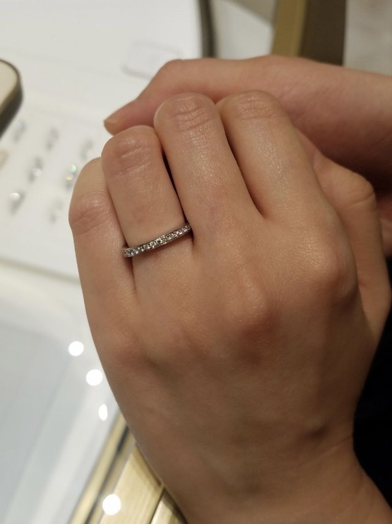婚約指輪のイメージが強かったのですが、結婚指輪も負けずにキラキラ