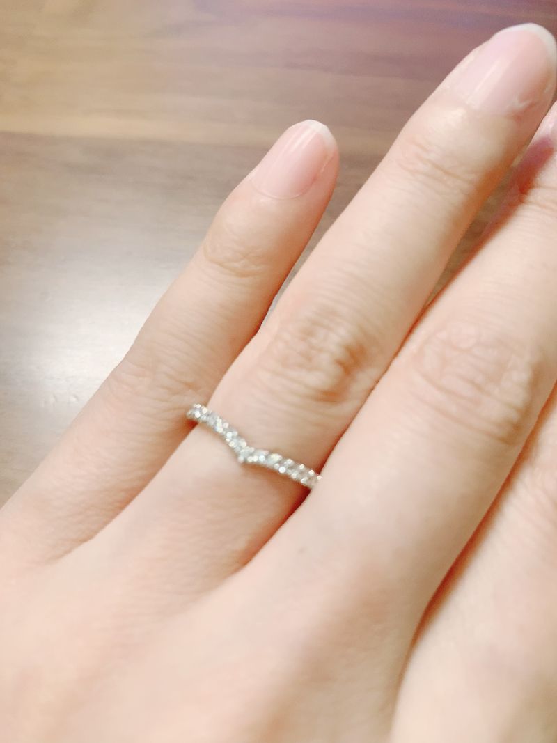 指輪のデザインが気に入りました。直線と曲線が組み合わさっており