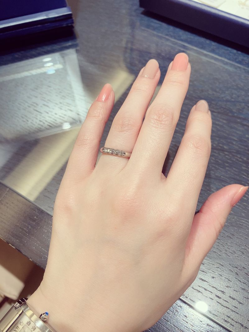 ストレートタイプのダイヤモンドが3石と5石のもので悩みましたがこちら