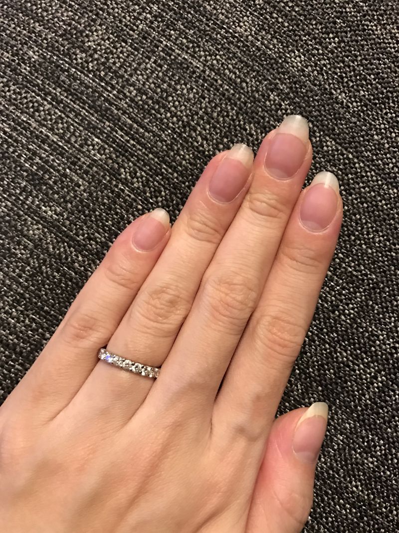 ゴツくないハーフエタニティを探していました！ 他のブランドでは、石