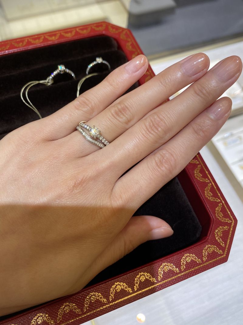 カルティエのバレリーナはかなり人気の指輪です。実際はめてみると