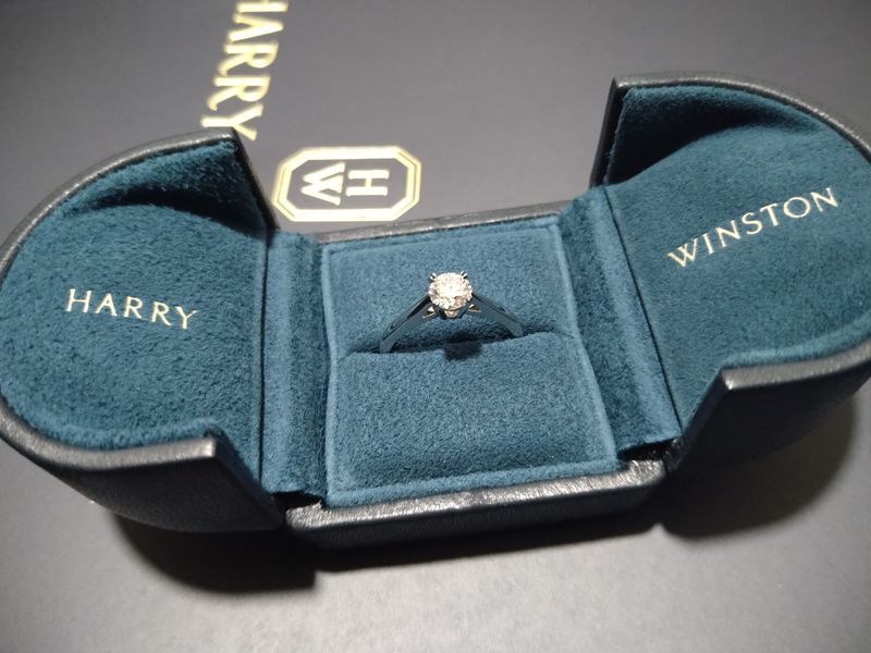 ★HARRY WINSTON★ ラウンド ソリティア ダイヤリング 婚約指輪 王道のソリティアリングで探していました。 ダイヤに関する説明が丁寧