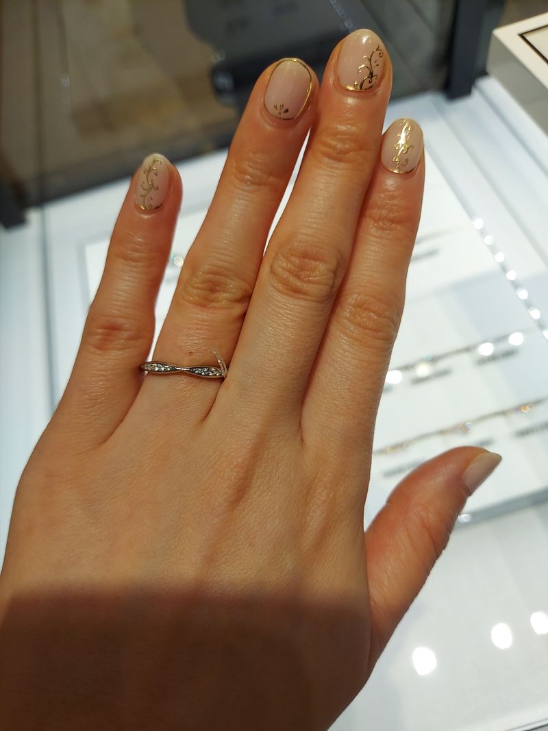 カメリアのハーフエタニティです。細目の華奢なデザインで、写真だと