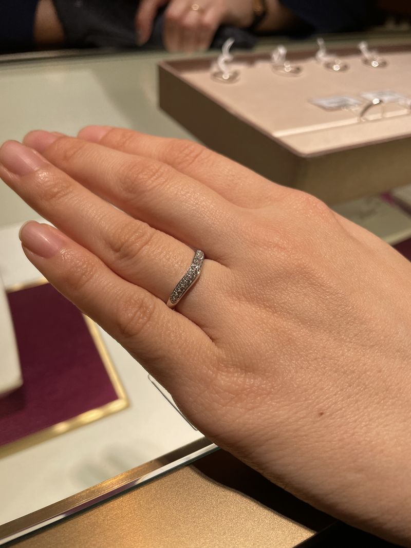 ブルガリらしいエレガントなデザインと上品な輝きで大人の女性にはお