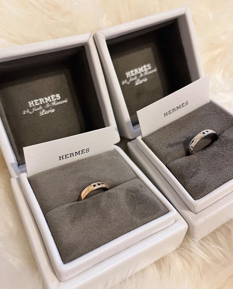 指輪のデザインがエルメスっぽくてシンプルだけどダイヤがついていてと