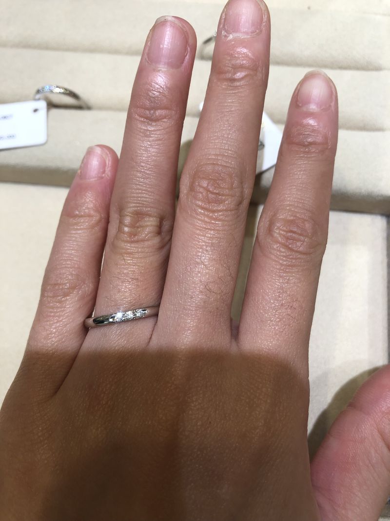3石のダイヤモンドがついたシンプルな指輪ですが、ダイヤモンドを