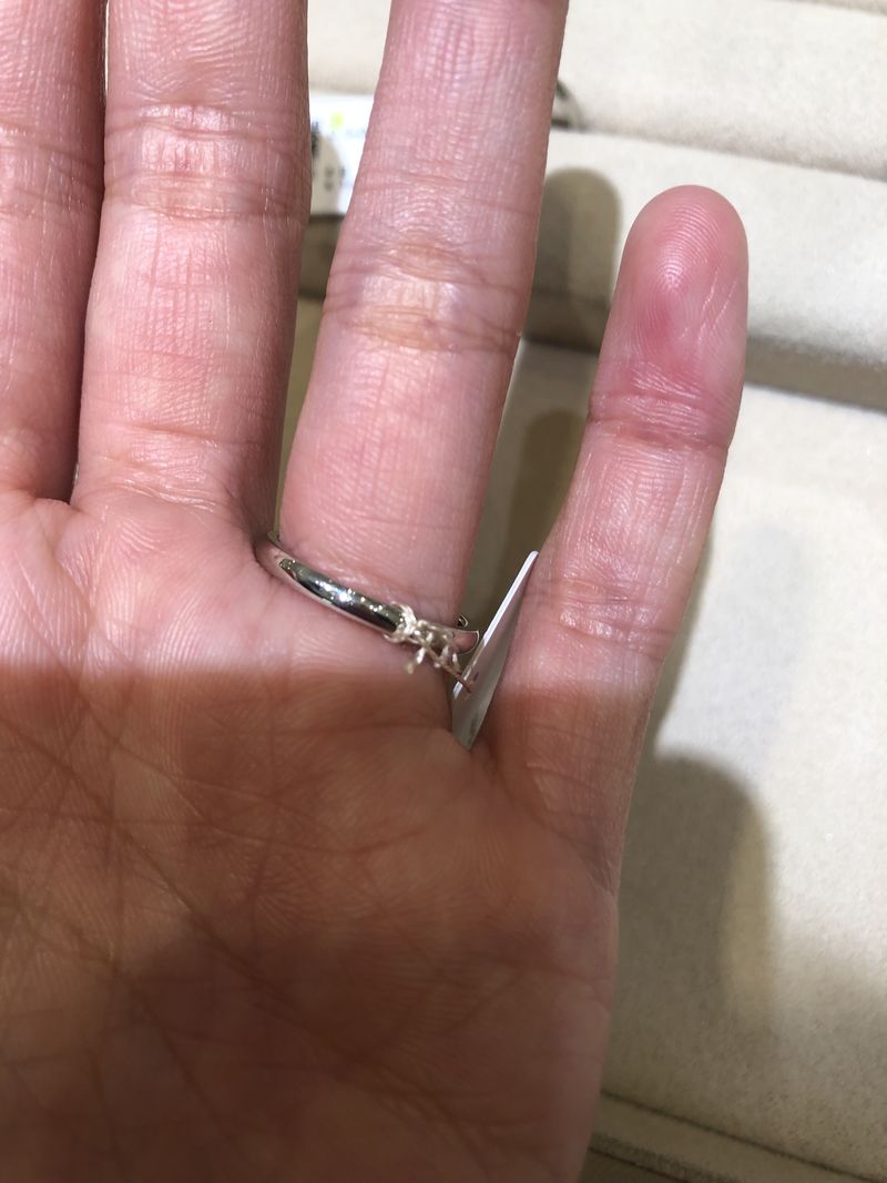 3石のダイヤモンドがついたシンプルな指輪ですが、ダイヤモンドを