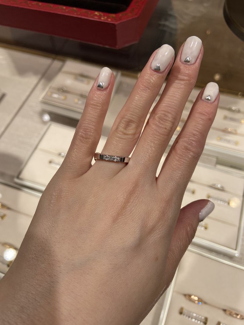 カルティエのマイヨン パンテールです。ダイヤが並んだデザインで