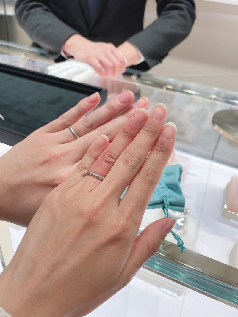 彼10号、私7号どちらも2mmです。 彼の指が細く、細いデザインが似合う