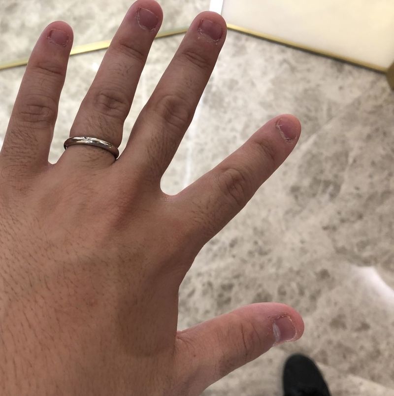 エターナル ドゥ ショーメの男性用です。シンプルながら内側に1石