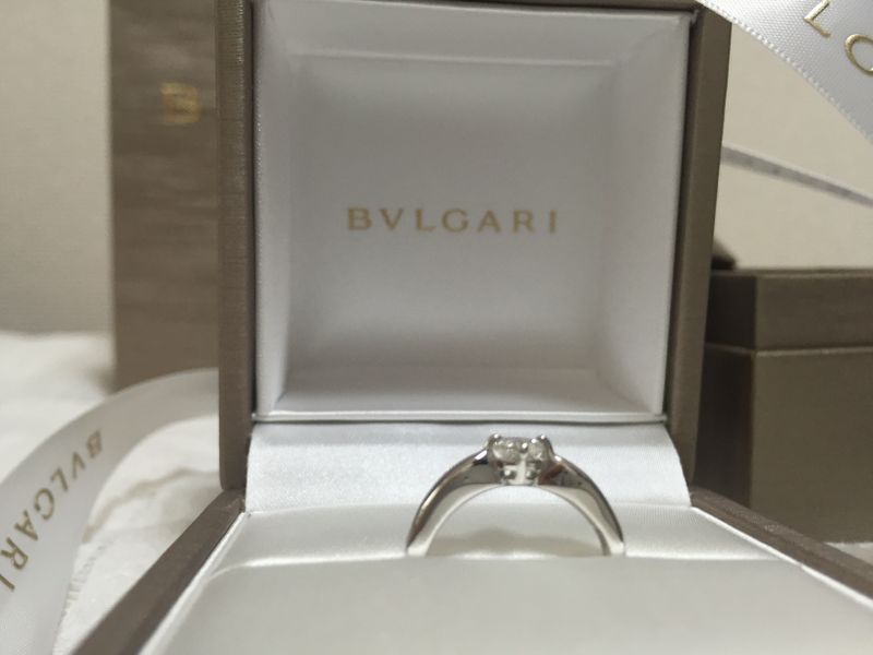 ブルガリのトルチェッロ。シンプルなソリティアですがツメ部分が高く