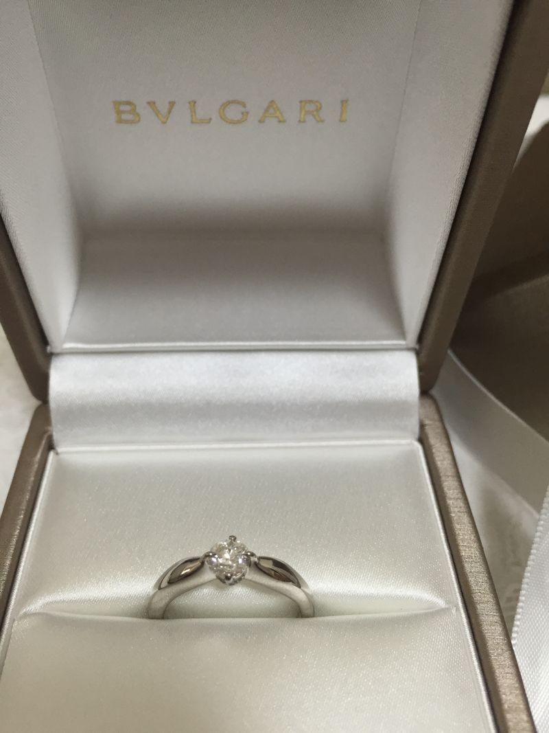 ブルガリのトルチェッロ。シンプルなソリティアですがツメ部分が高く