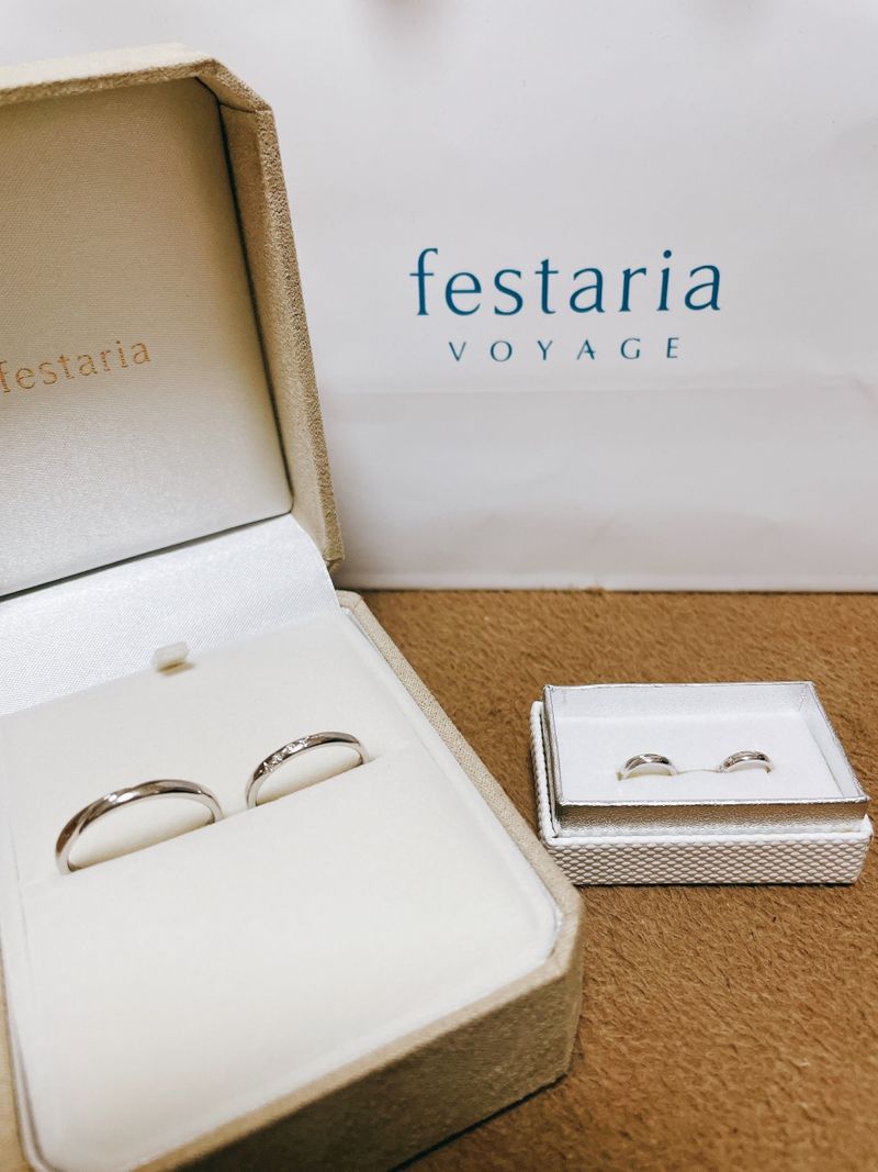 星がおしのフェスタリア。指輪に斜めに5つの星のダイヤがあり、流れ星