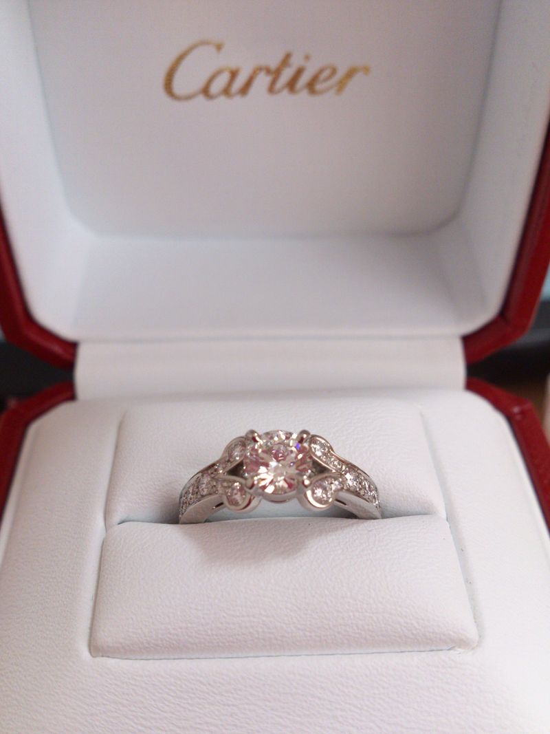 婚約指輪はいつかカルティエのリングを頂くことをずっと夢見てきてい