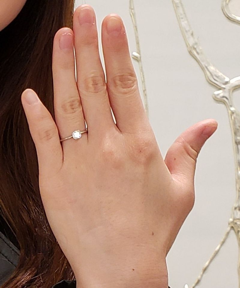 ダイヤモンドはティファニーのトリプルエクセレントカット技術で、他の