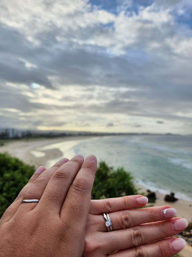 バレリーナカーブ3石にしました。 他ブランドの指輪も試着させて頂き