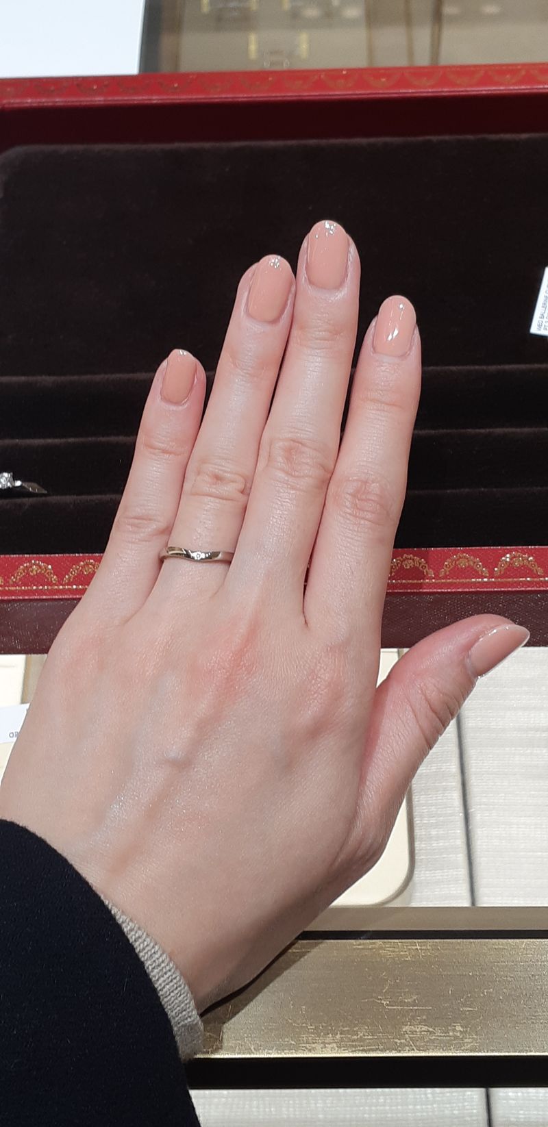 バレリーナカーブ3石にしました。 他ブランドの指輪も試着させて頂き